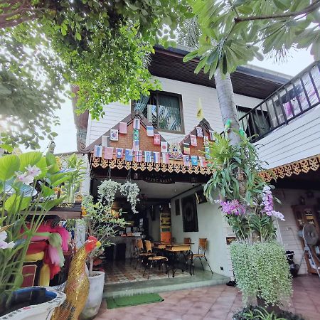 Tavee Guesthouse 曼谷 外观 照片